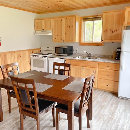 פרום Hidden Acres Cottages מראה חיצוני תמונה