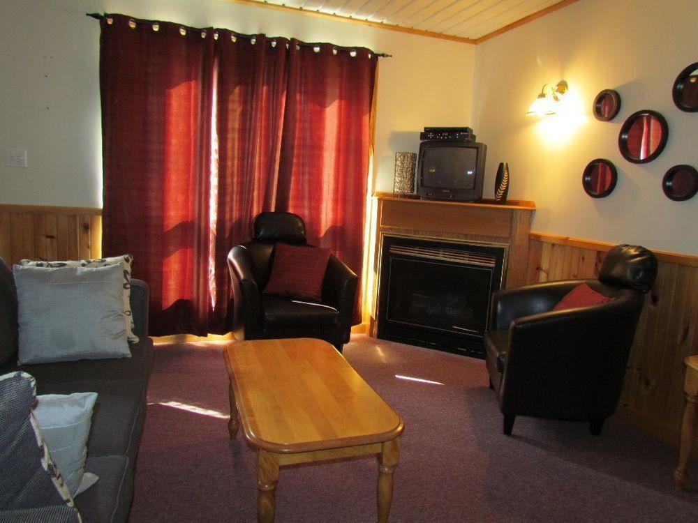 פרום Hidden Acres Cottages מראה חיצוני תמונה