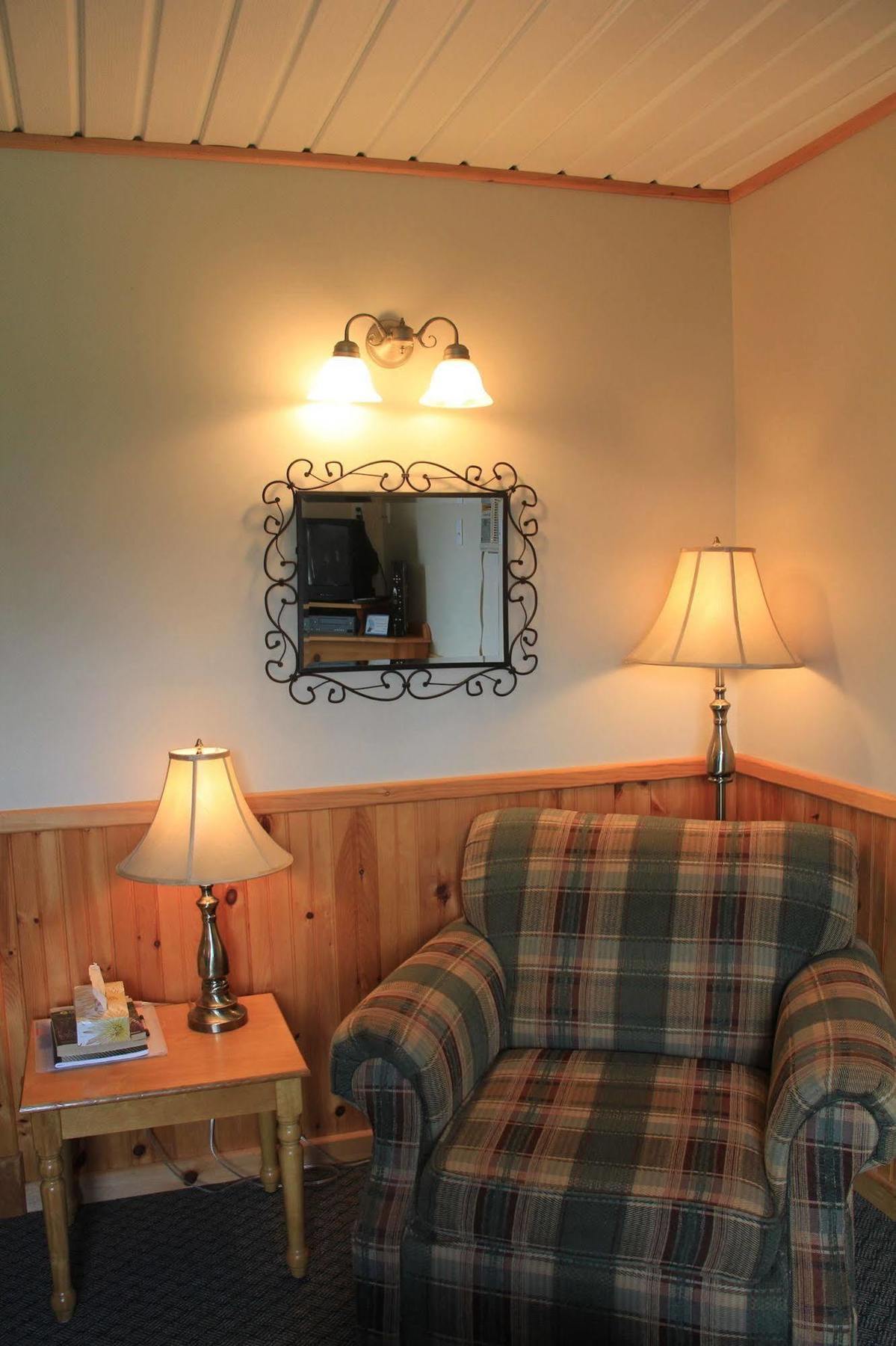 פרום Hidden Acres Cottages מראה חיצוני תמונה