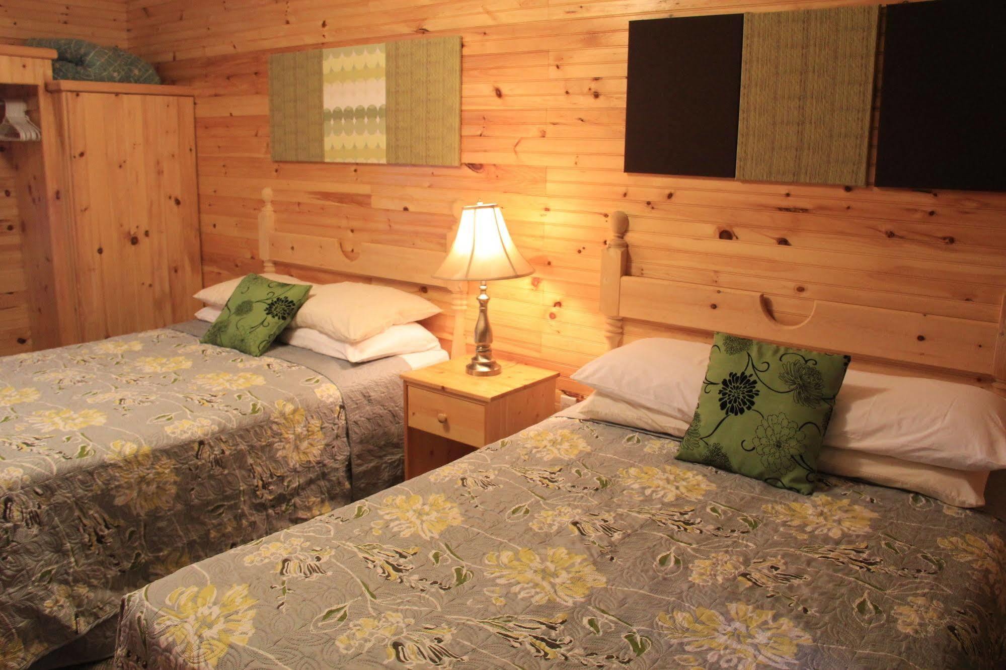 פרום Hidden Acres Cottages מראה חיצוני תמונה