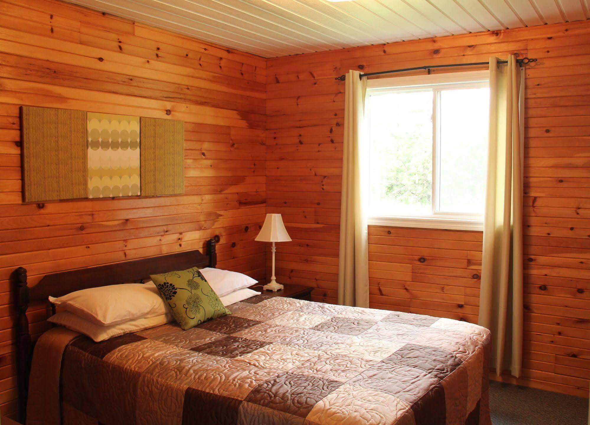 פרום Hidden Acres Cottages מראה חיצוני תמונה