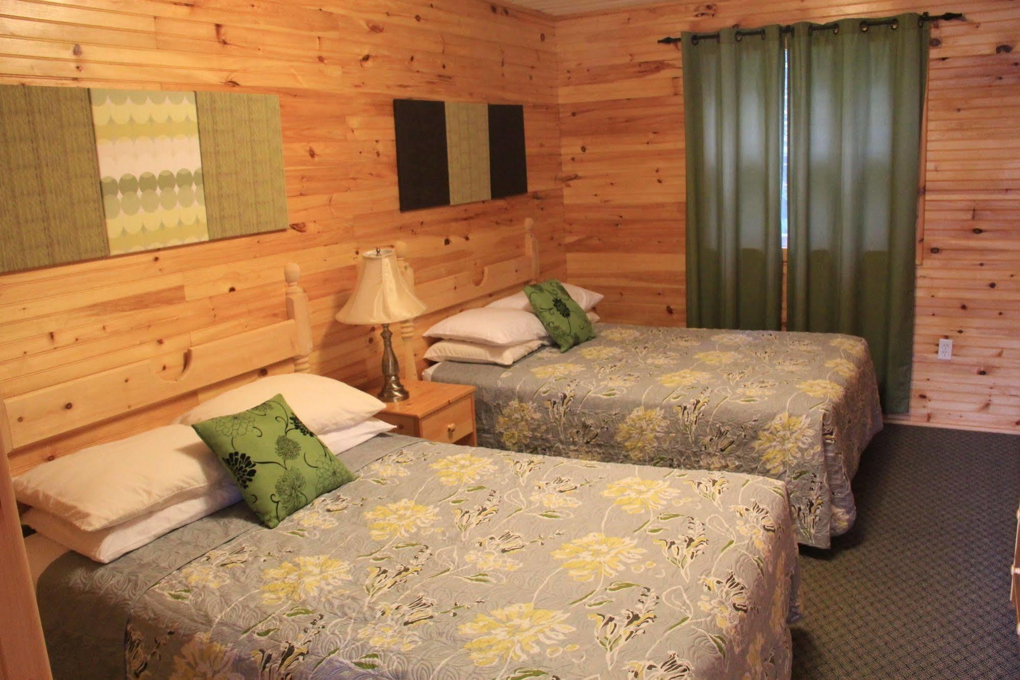 פרום Hidden Acres Cottages מראה חיצוני תמונה