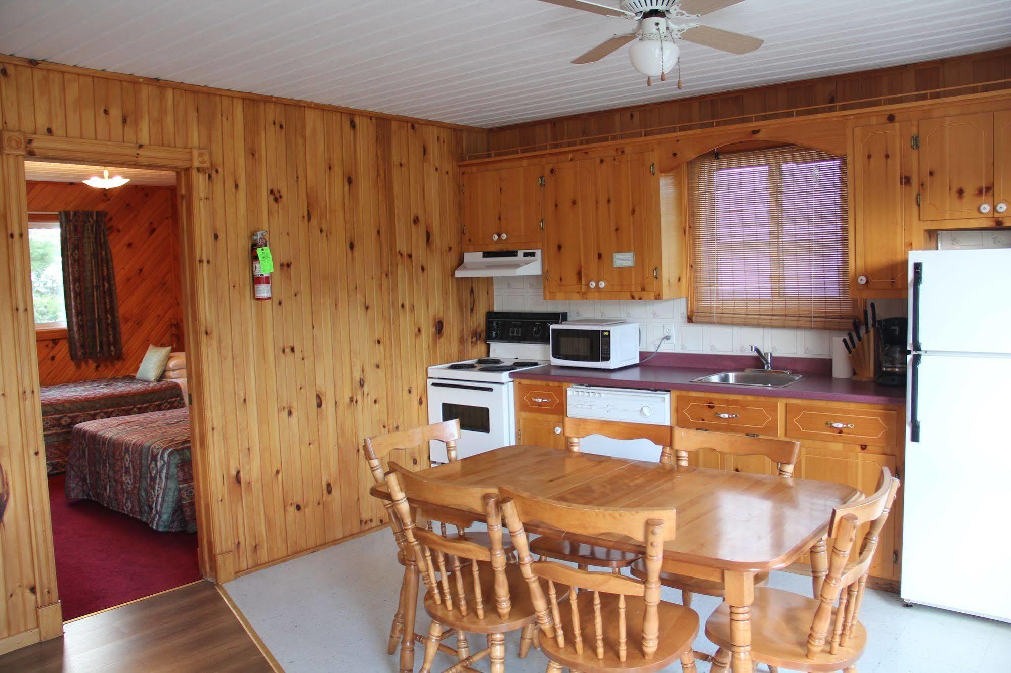 פרום Hidden Acres Cottages מראה חיצוני תמונה