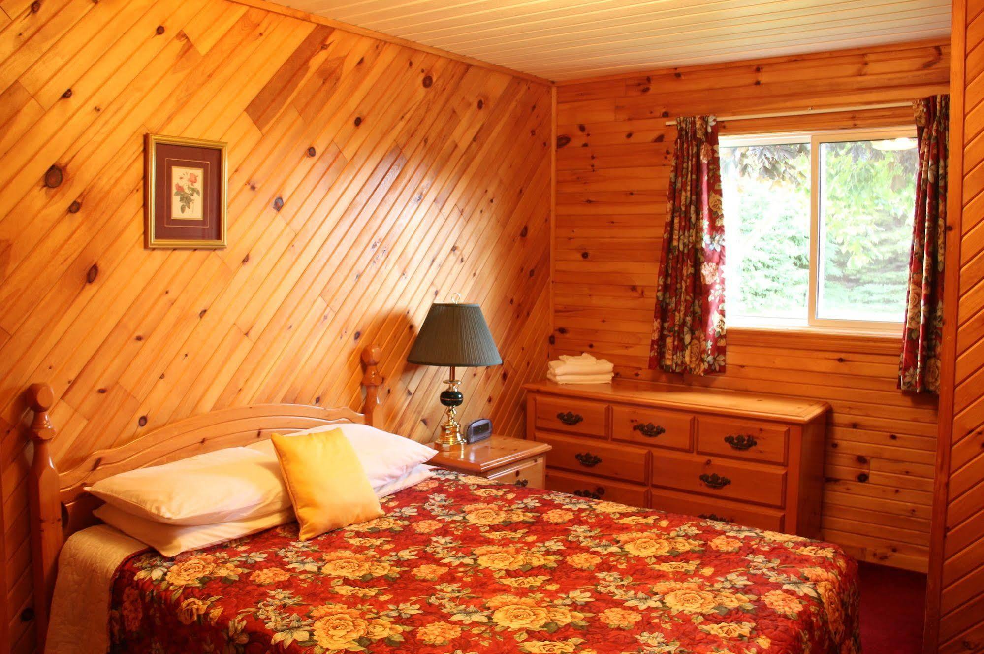 פרום Hidden Acres Cottages מראה חיצוני תמונה