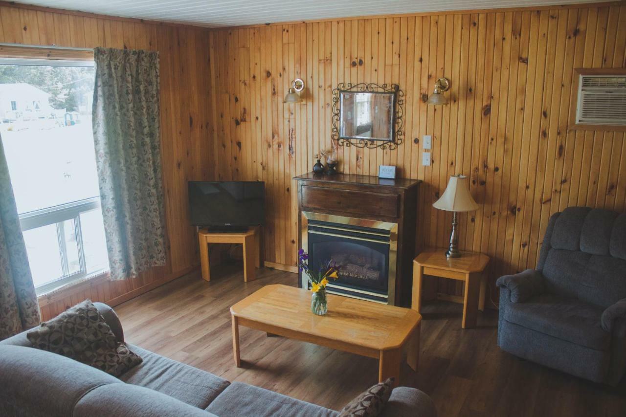 פרום Hidden Acres Cottages מראה חיצוני תמונה