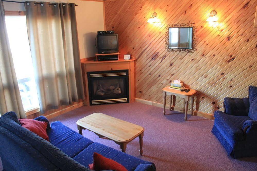 פרום Hidden Acres Cottages מראה חיצוני תמונה